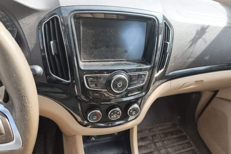 Used Baojun 730 2014 1.5L manual Comfort ESP version 7 seats Audio And AC Panel