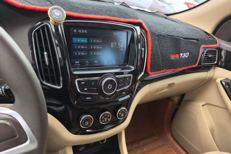 Used Baojun 730 2014 1.5L manual Comfort version 7 seats Audio And AC Panel