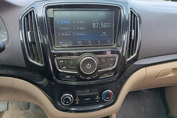 Used Baojun 730 2014 1.5L manual Comfort version 7 seats Audio And AC Panel