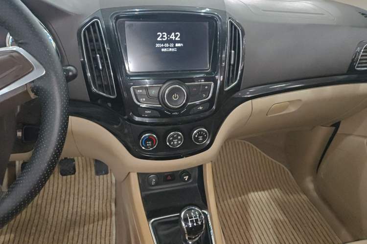 Used Baojun 730 2014 1.5L manual Comfort version 7 seats Audio And AC Panel