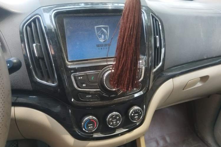 Used Baojun 730 2014 1.5L manual standard trim 7 seats Audio And AC Panel