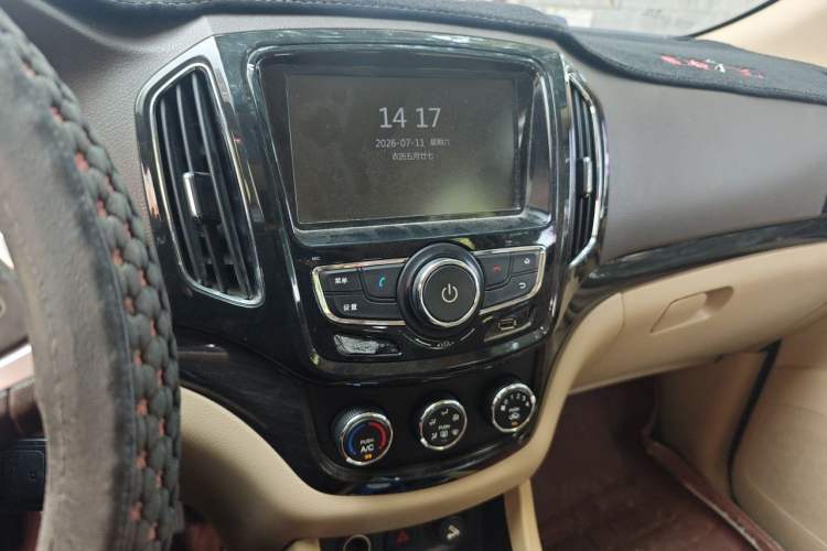 Used Baojun 730 2014 1.5L manual Comfort ESP version 7 seats Audio And AC Panel