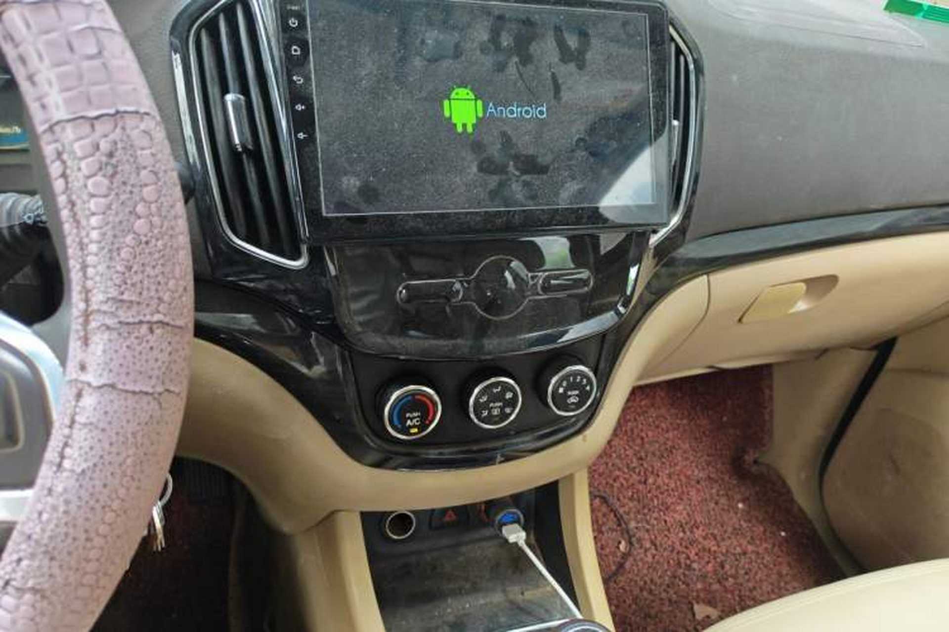 Used Baojun 730 2014 1.5L manual Comfort version 7 seats Audio And AC Panel