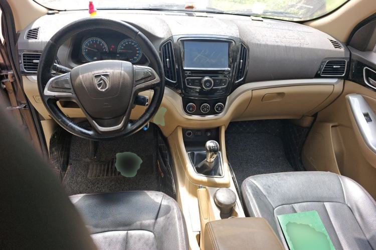 Used Baojun 730 2014 1.5L manual Comfort version 7 seats Center Console