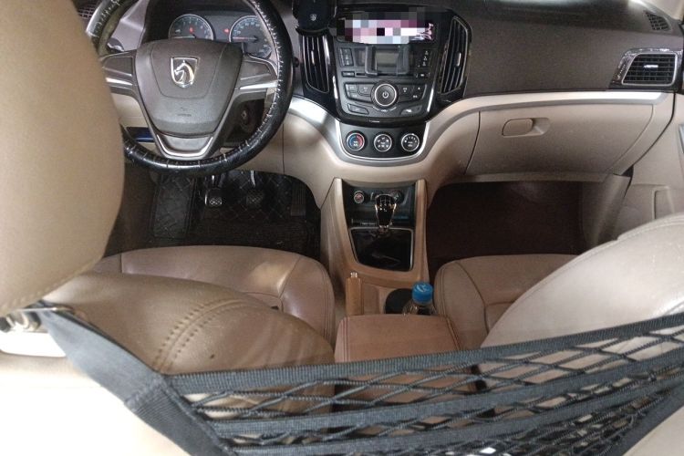 Used Baojun 730 2014 1.5L manual standard trim 7 seats Center Console