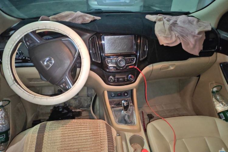 Used Baojun 730 2014 1.5L manual luxury trim 7 seats Center Console