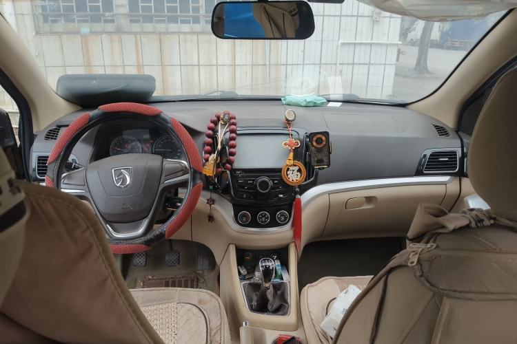 Used Baojun 730 2014 1.5L manual standard trim 7 seats Center Console