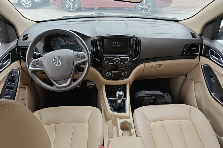Used Baojun 730 2014 1.5L manual luxury trim 7 seats Center Console