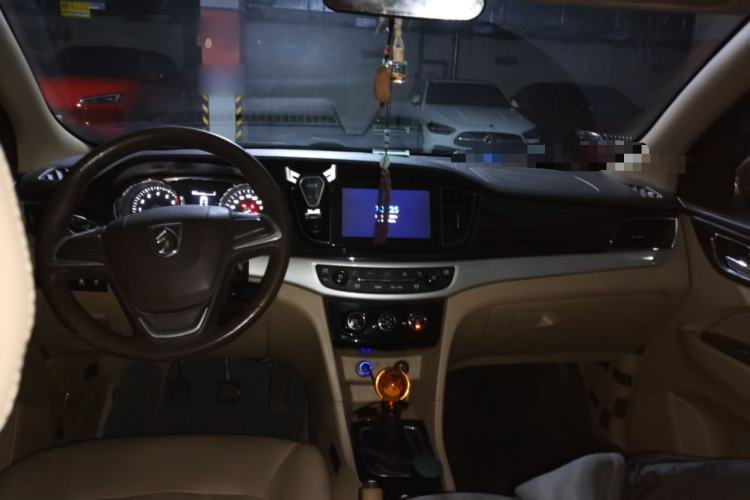 Used Baojun 730 2014 1.5L manual Comfort version 7 seats Center Console