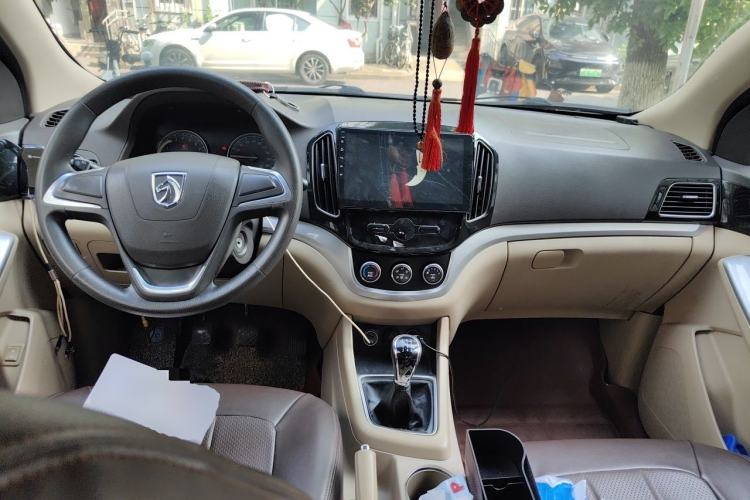 Used Baojun 730 2014 1.5L manual standard trim 7 seats Center Console