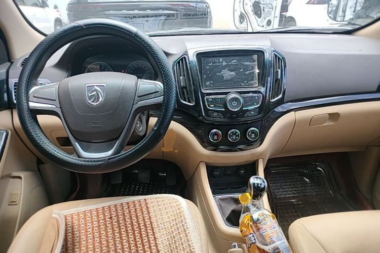 Used Baojun 730 2014 1.5L manual Comfort version 7 seats Center Console