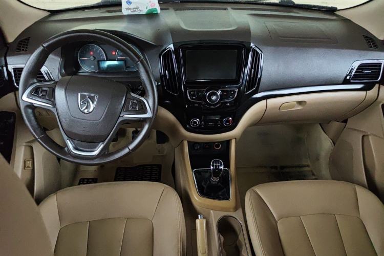 Used Baojun 730 2014 1.5L manual luxury trim 7 seats Center Console