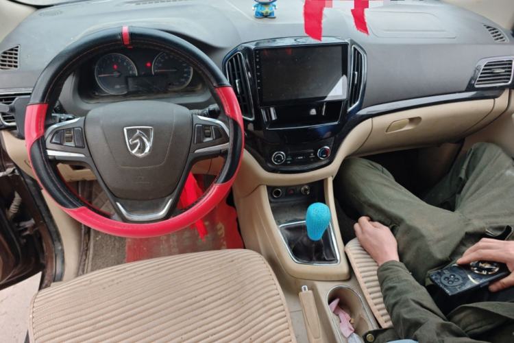 Used Baojun 730 2014 1.5L manual luxury trim 7 seats Center Console