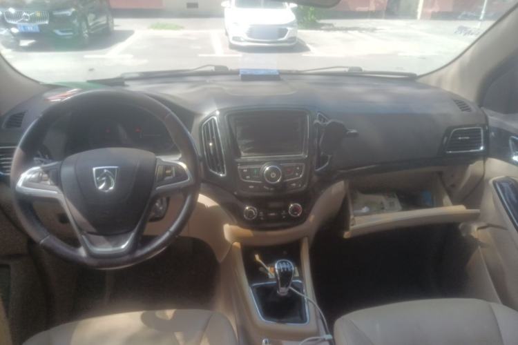 Used Baojun 730 2014 1.5L manual luxury trim 7 seats Center Console