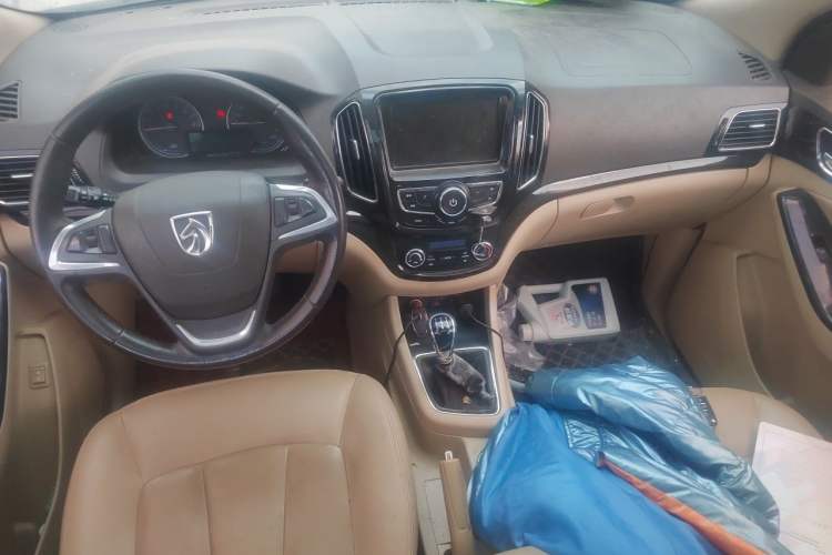 Used Baojun 730 2014 1.5L Manual Luxury Navigation ESP Version 7 Seats Center Console