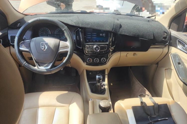 Used Baojun 730 2014 1.5L manual Comfort version 7 seats Center Console