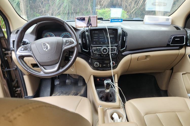 Used Baojun 730 2014 1.5L Manual Luxury Navigation ESP Version 7 Seats Center Console