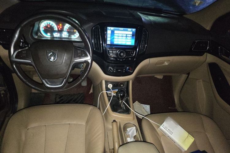 Used Baojun 730 2014 1.5L Manual Luxury Navigation ESP Version 7 Seats Center Console