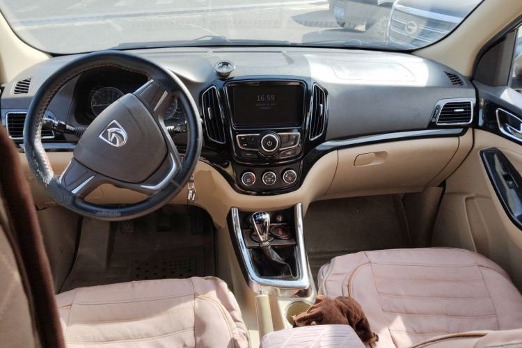 Used Baojun 730 2014 1.5L manual Comfort version 7 seats Center Console