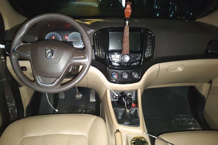 Used Baojun 730 2014 1.5L manual Comfort version 7 seats Center Console