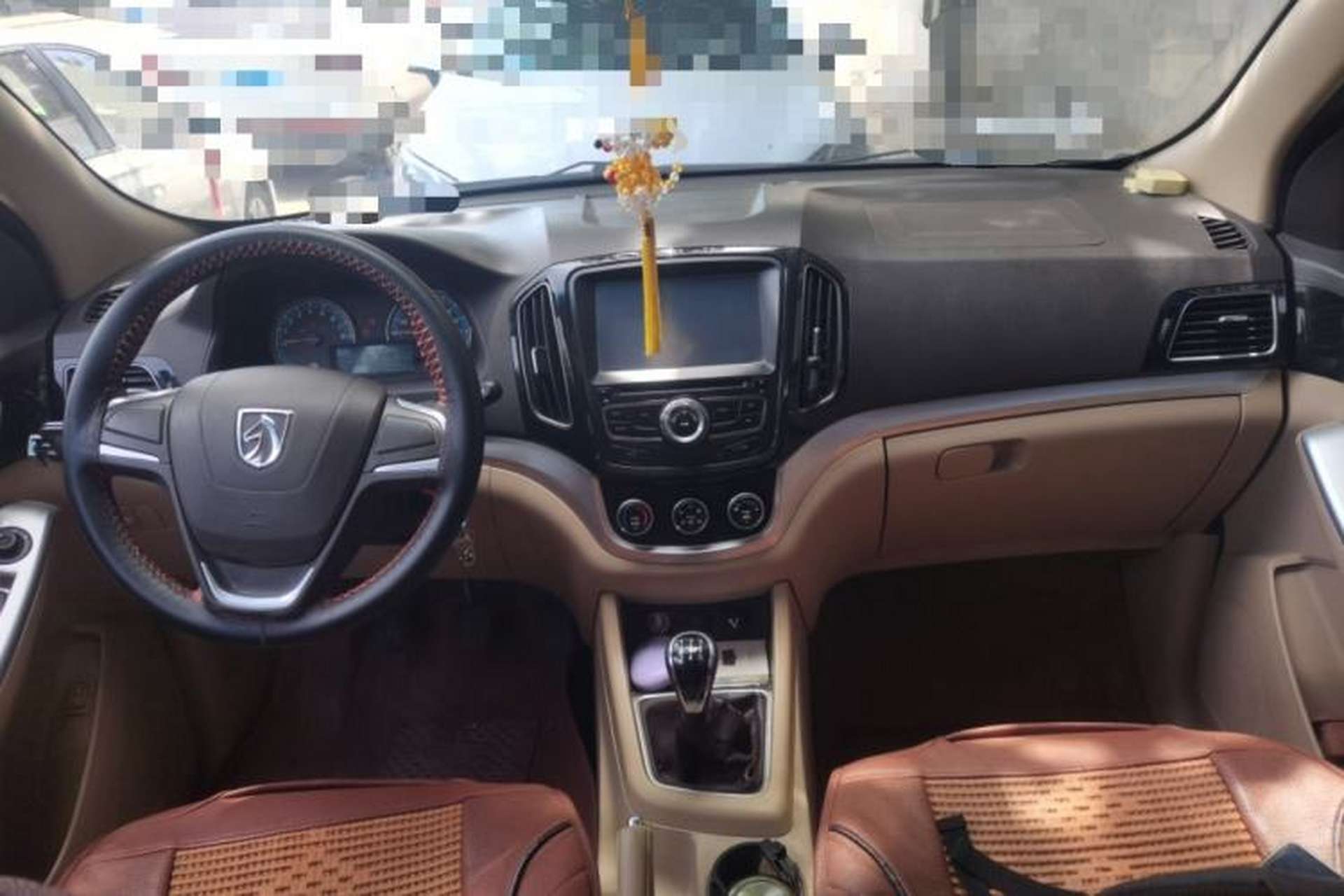 Used Baojun 730 2014 1.5L manual standard trim 7 seats Center Console