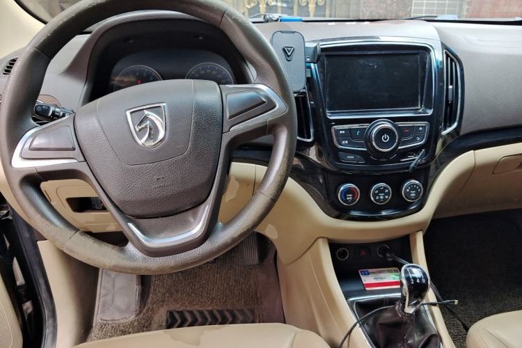 Used Baojun 730 2014 1.5L manual Comfort version 7 seats Center Console