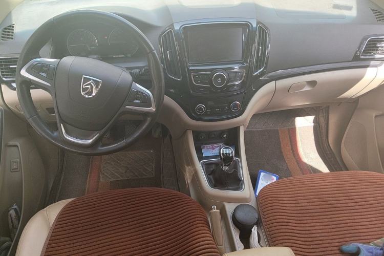Used Baojun 730 2014 1.5L manual luxury trim 7 seats Center Console