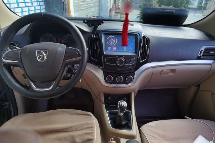 Used Baojun 730 2014 1.5L manual standard trim 7 seats Center Console