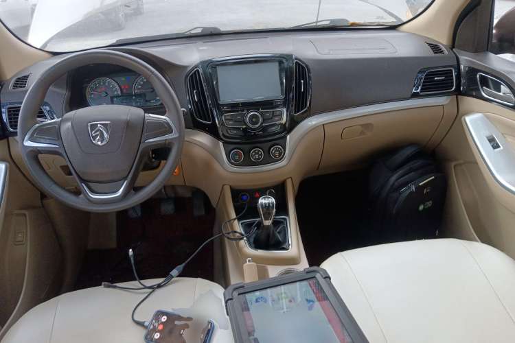 Used Baojun 730 2014 1.5L manual standard trim 7 seats Center Console