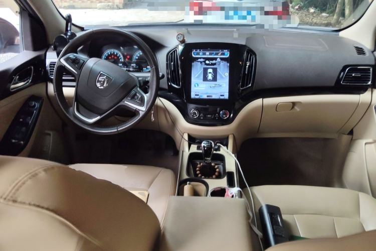 Used Baojun 730 2014 1.5L Manual Luxury Navigation ESP Version 7 Seats Center Console
