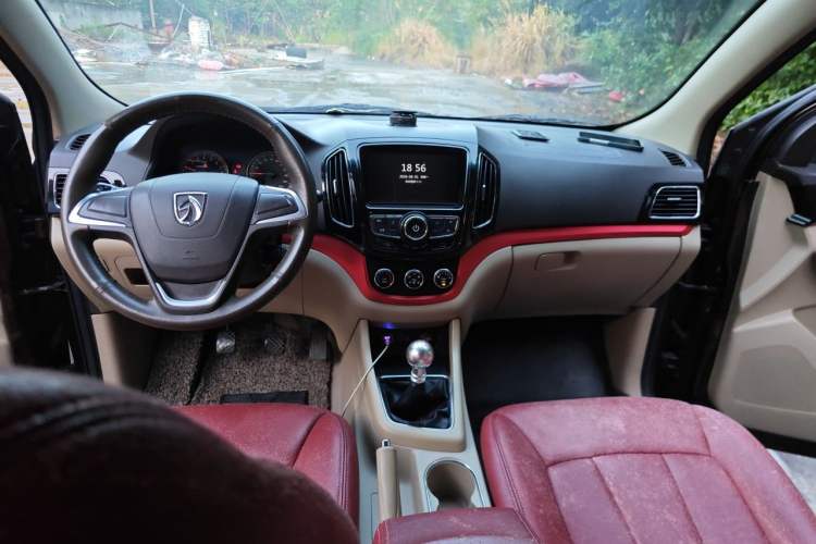 Used Baojun 730 2014 1.5L manual Comfort version 7 seats Center Console