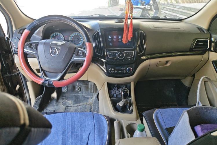 Used Baojun 730 2014 1.5L Manual Luxury Navigation ESP Version 7 Seats Center Console