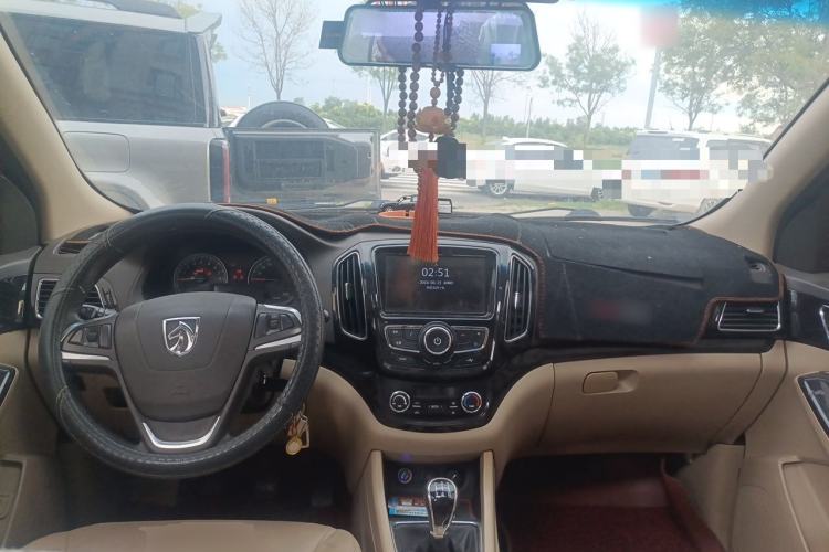 Used Baojun 730 2014 1.5L manual luxury trim 7 seats Center Console