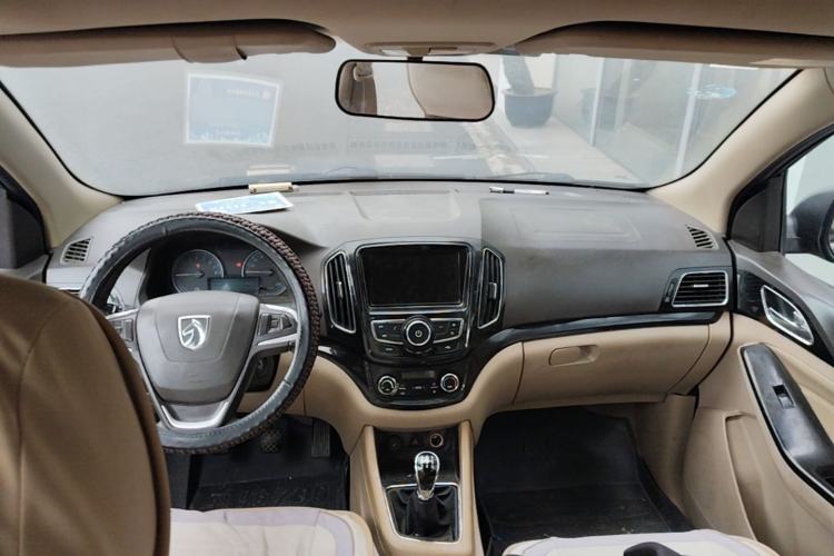 Used Baojun 730 2014 1.5L manual luxury trim 7 seats Center Console