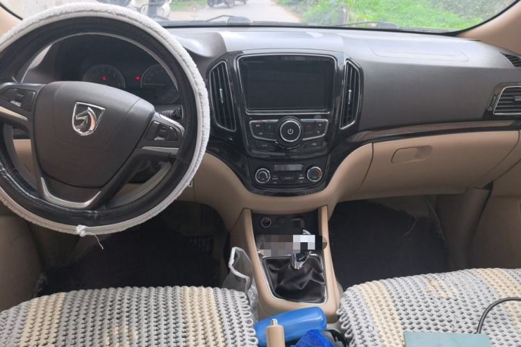 Used Baojun 730 2014 1.5L Manual Luxury Navigation ESP Version 7 Seats Center Console