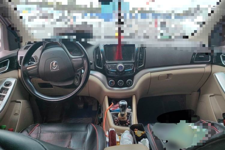 Used Baojun 730 2014 1.5L manual standard trim 7 seats Center Console