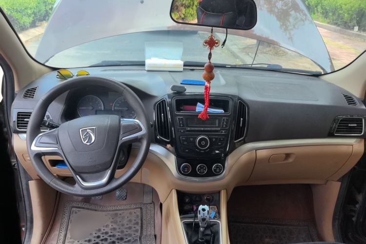 Used Baojun 730 2014 1.5L manual standard trim 7 seats Center Console