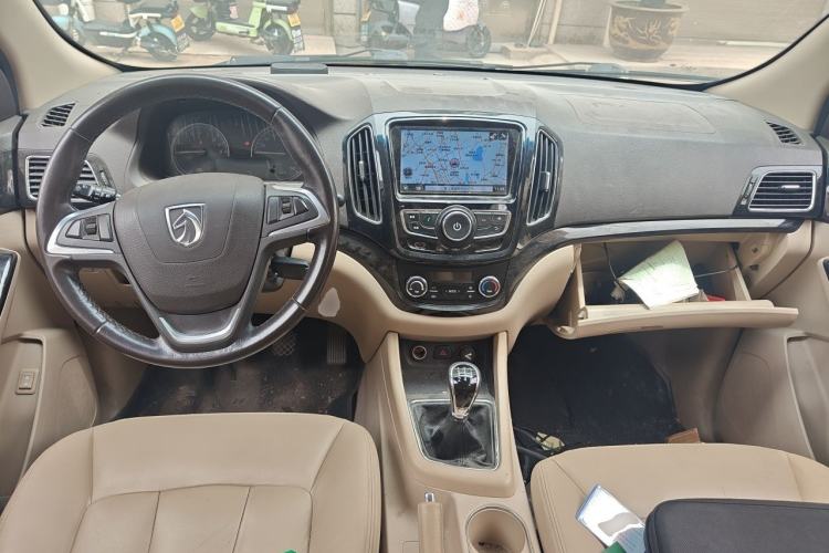 Used Baojun 730 2014 1.5L Manual Luxury Navigation ESP Version 7 Seats Center Console