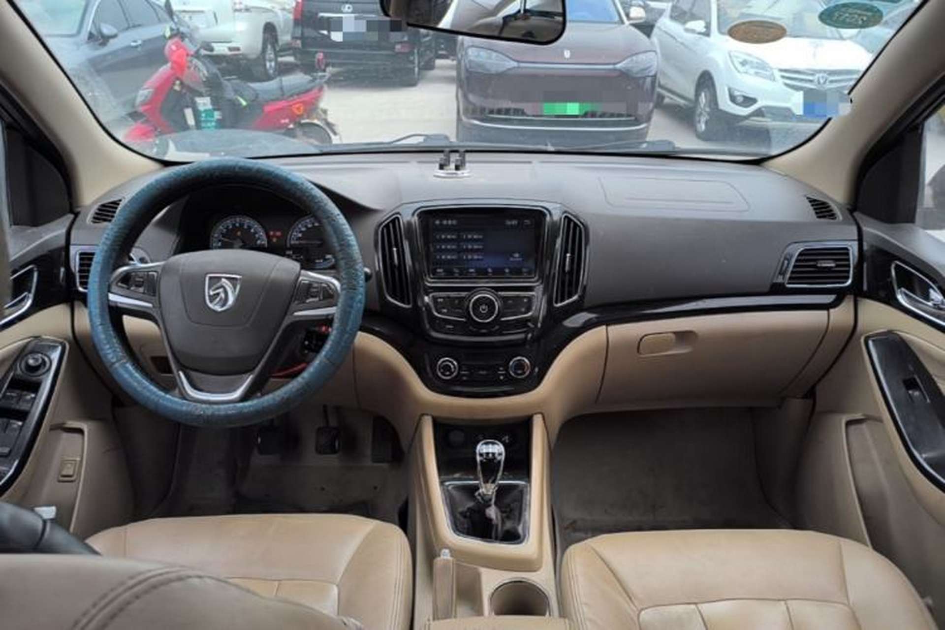 Used Baojun 730 2014 1.5L manual luxury trim 7 seats Center Console
