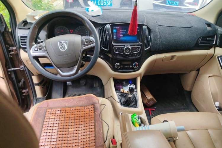 Used Baojun 730 2014 1.5L manual luxury trim 7 seats Center Console
