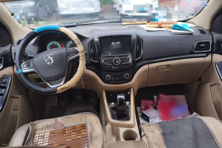 Used Baojun 730 2014 1.5L manual luxury trim 7 seats Center Console