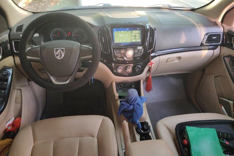 Used Baojun 730 2014 1.5L manual Comfort version 7 seats Center Console