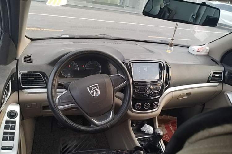 Used Baojun 730 2014 1.5L manual standard version 5 seats Center Console