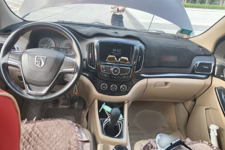 Used Baojun 730 2014 1.5L manual Comfort ESP version 7 seats Center Console
