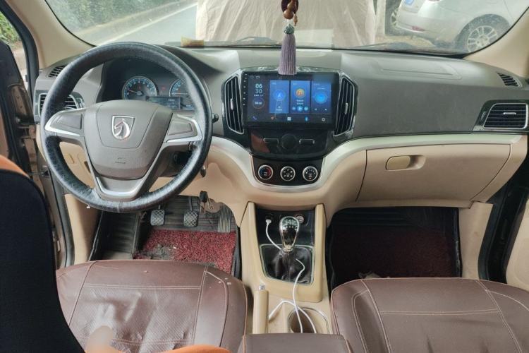 Used Baojun 730 2014 1.5L manual standard trim 7 seats Center Console