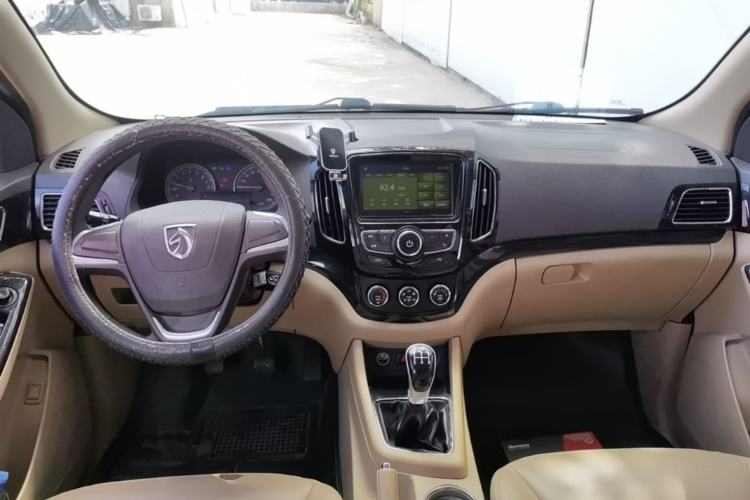 Used Baojun 730 2014 1.5L manual Comfort ESP version 7 seats Center Console