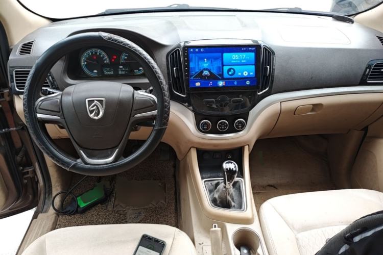 Used Baojun 730 2014 1.5L manual standard trim 7 seats Center Console