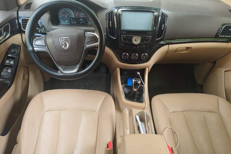 Used Baojun 730 2014 1.5L manual Comfort version 7 seats Center Console