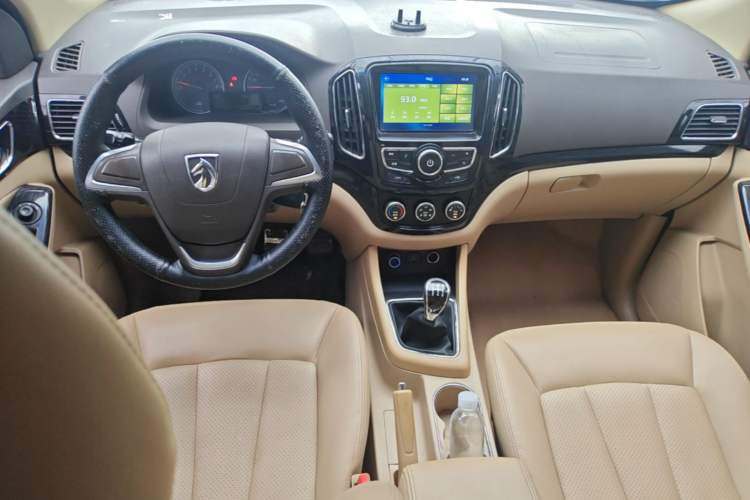 Used Baojun 730 2014 1.5L manual Comfort version 7 seats Center Console