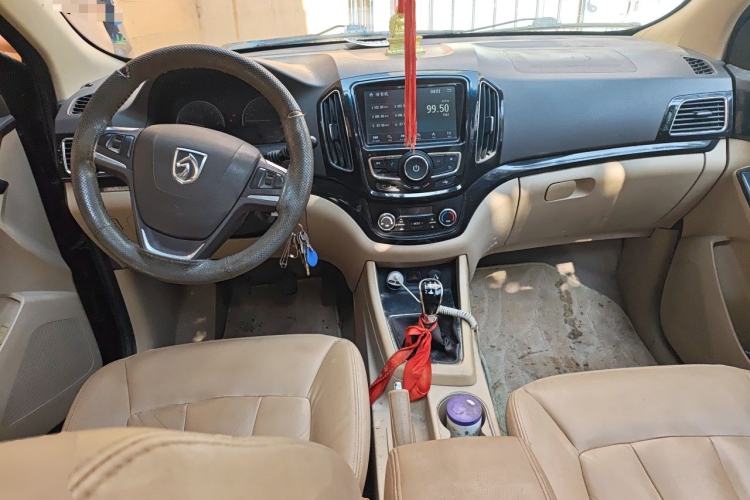 Used Baojun 730 2014 1.5L manual luxury trim 7 seats Center Console